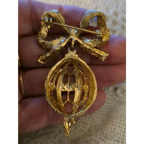 Vtg Christmas Ornament Bow Enamel Rhinestone Dangle Pin Brooch 3" Gold Tone - Picture 3 of 5